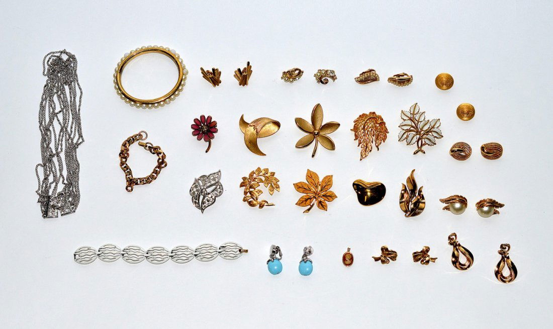 Crown Trifari Costume Jewelry [24]: Crown Trifari lot comprising: 9 pairs of earrings, 10 brooches, 2 bracelets, a bangle, a choker, and a cameo pendant.