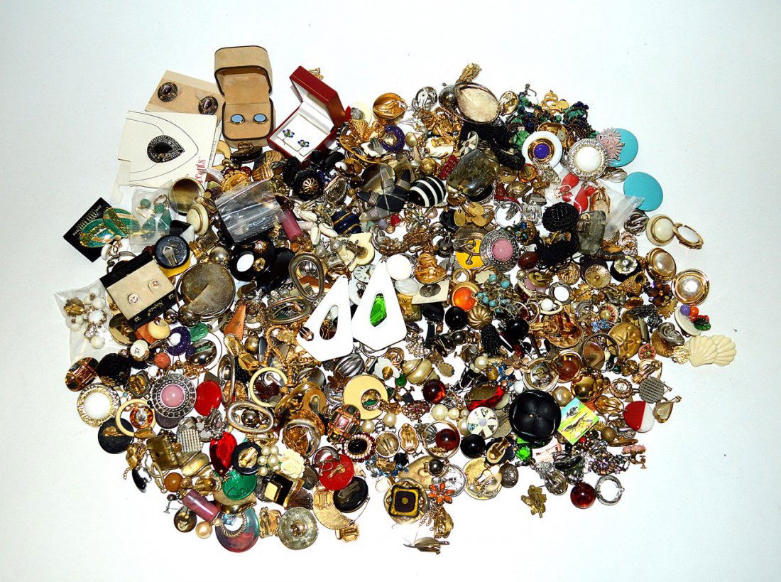 Asstd. Vintage & Contemporary Costume Earrings: Comprises: gold-tone, silver-tone, enamel, bakelite, crystal and others. Includes: hardstone, guilloche enamel, clear & colored paste stones, beaded and others. Various conditions. Approximately 300 e