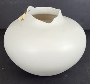 Jacquie STEVENS: Round White Ceramic Pot