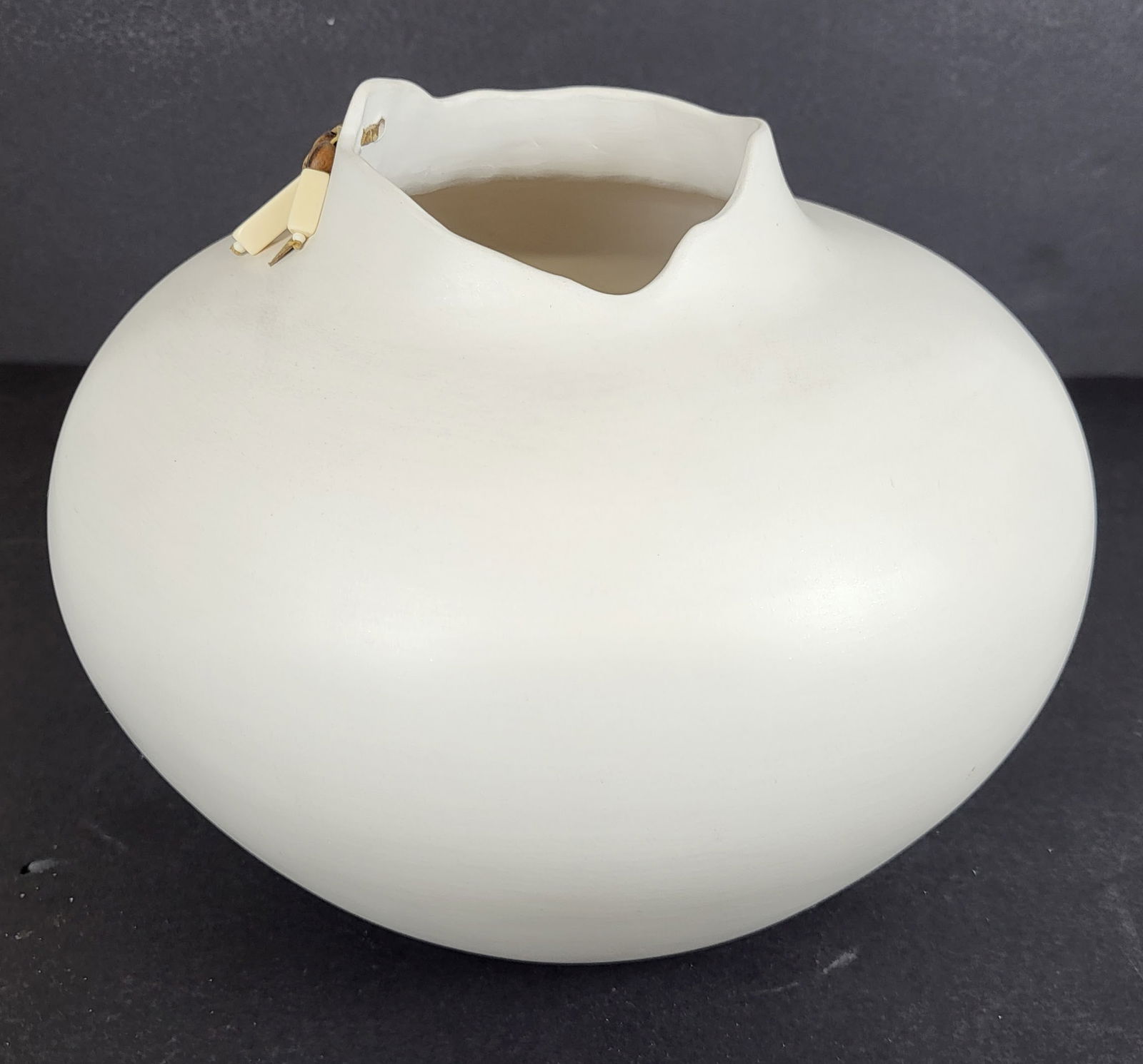 Jacquie STEVENS: Round White Ceramic Pot (1 of 13)