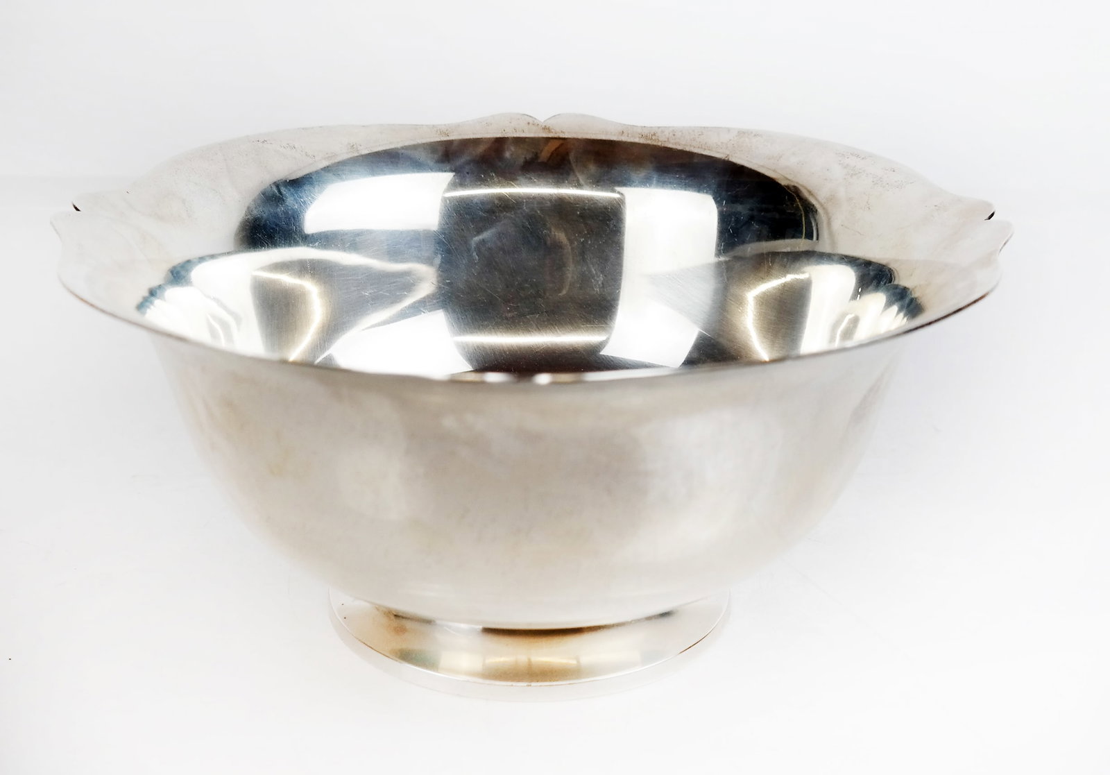 Wallace Sterling Silver Scalloped Center Bowl: Wallace sterling silver centerpiece bowl in the "Antique" pattern, marked to base. 32.10 ozt. [4 3/4" H x 9 7/8" Diam.].