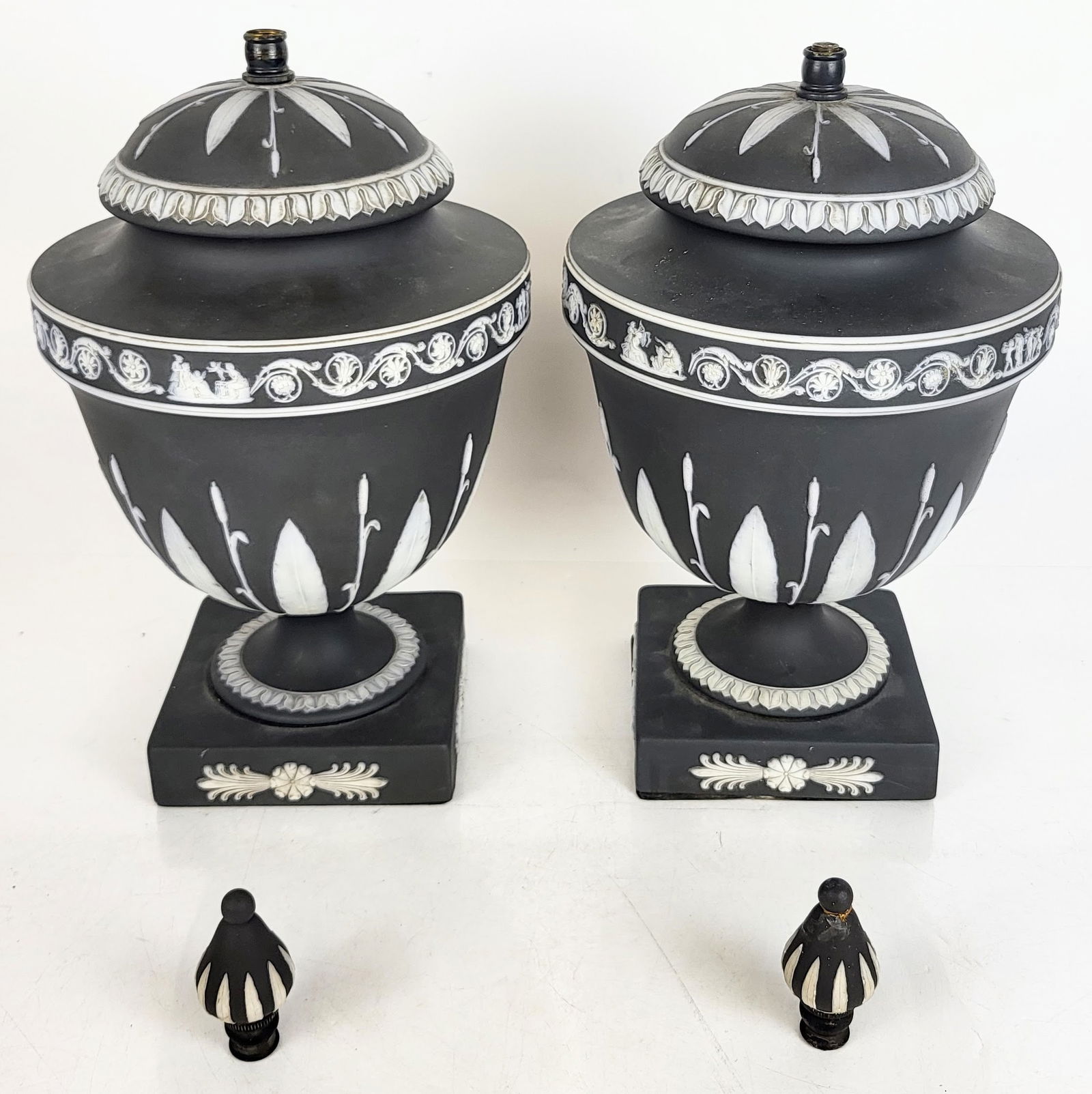 Two Wedgwood English Porcelain Urns (1 of 11)