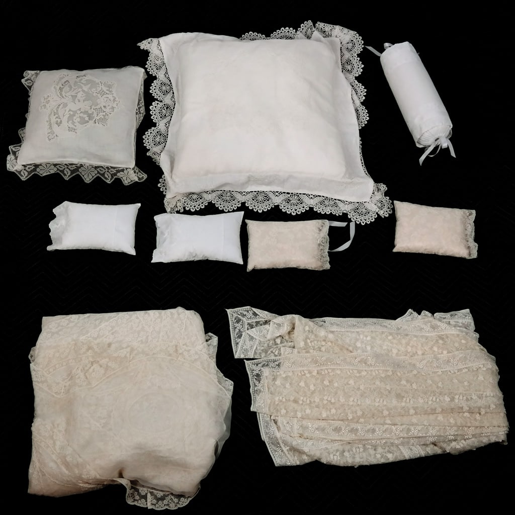 Fine Lot of Linen and Lace (1 of 9)
