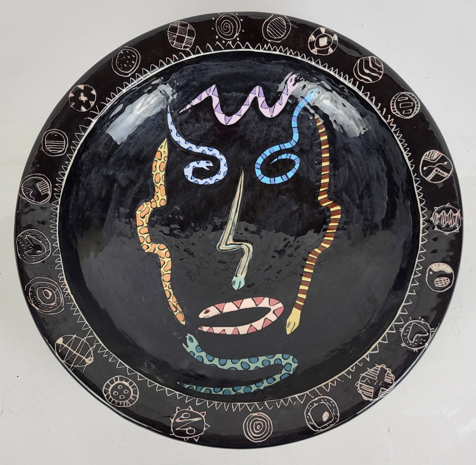 Laurel IZARD: "Snake Head" - Portrait Bowl: Portrait bowl, signed to base "Laurel Izard" (American, 20th C.) and titled "Snake Head," copyright 1980. Provenance: From the Collection of Brendelle & Fred Walden. [3" H x 13 1/2" Diam.]. Overall go