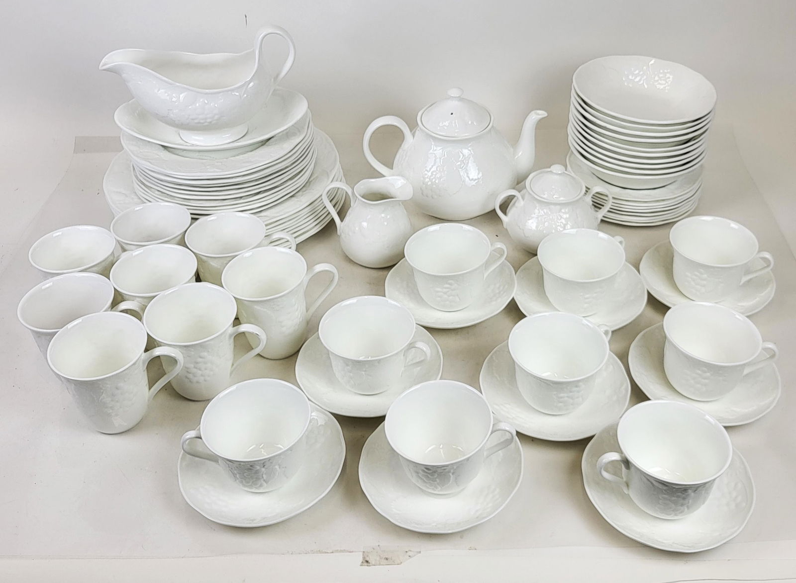 Wedgwood "Strawberry & Vine" Part Dinner Service ( (1 of 20)