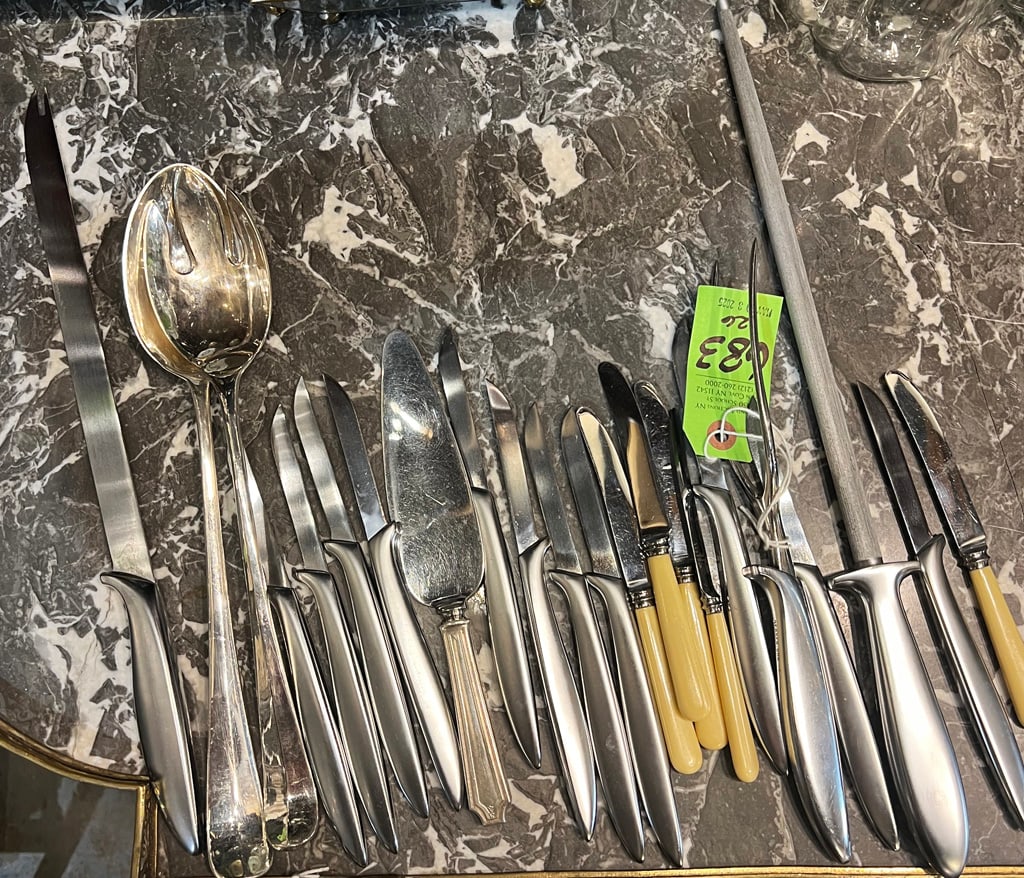 Gerber Miming and Other Kitchenware, 26: 26 pieces of Gerber Miming and other kitchenware, 21st century, comprising 12 Gerber Miming stainless steel steak knives, a Gerber Miming carving set, a Gerber Miming knife sharpener, accompanied by a