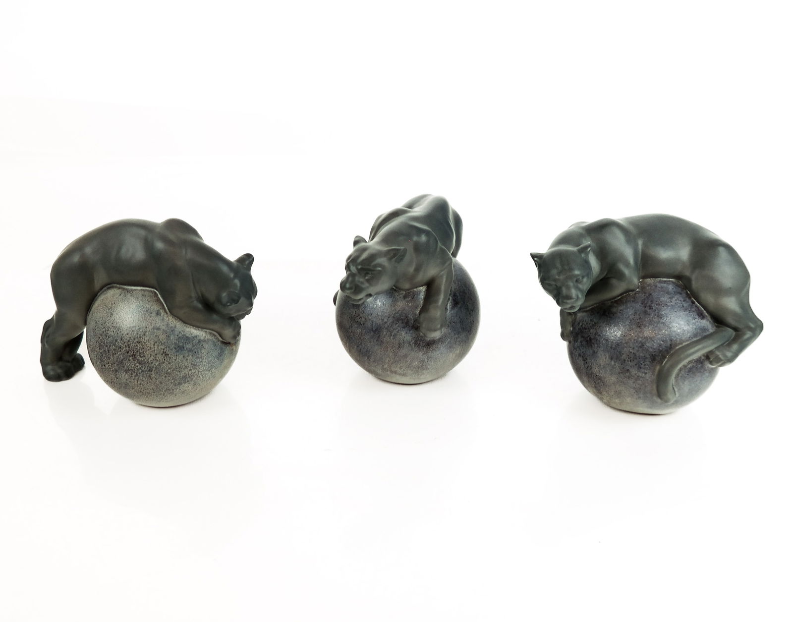 Lladro Black Panther on Ball Figures, 3 (1 of 11)