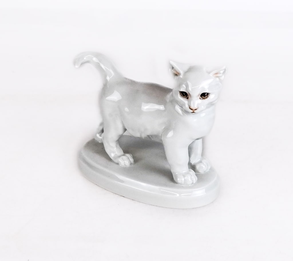 Meissen Porcelain Figure of a Cat (1 of 7)