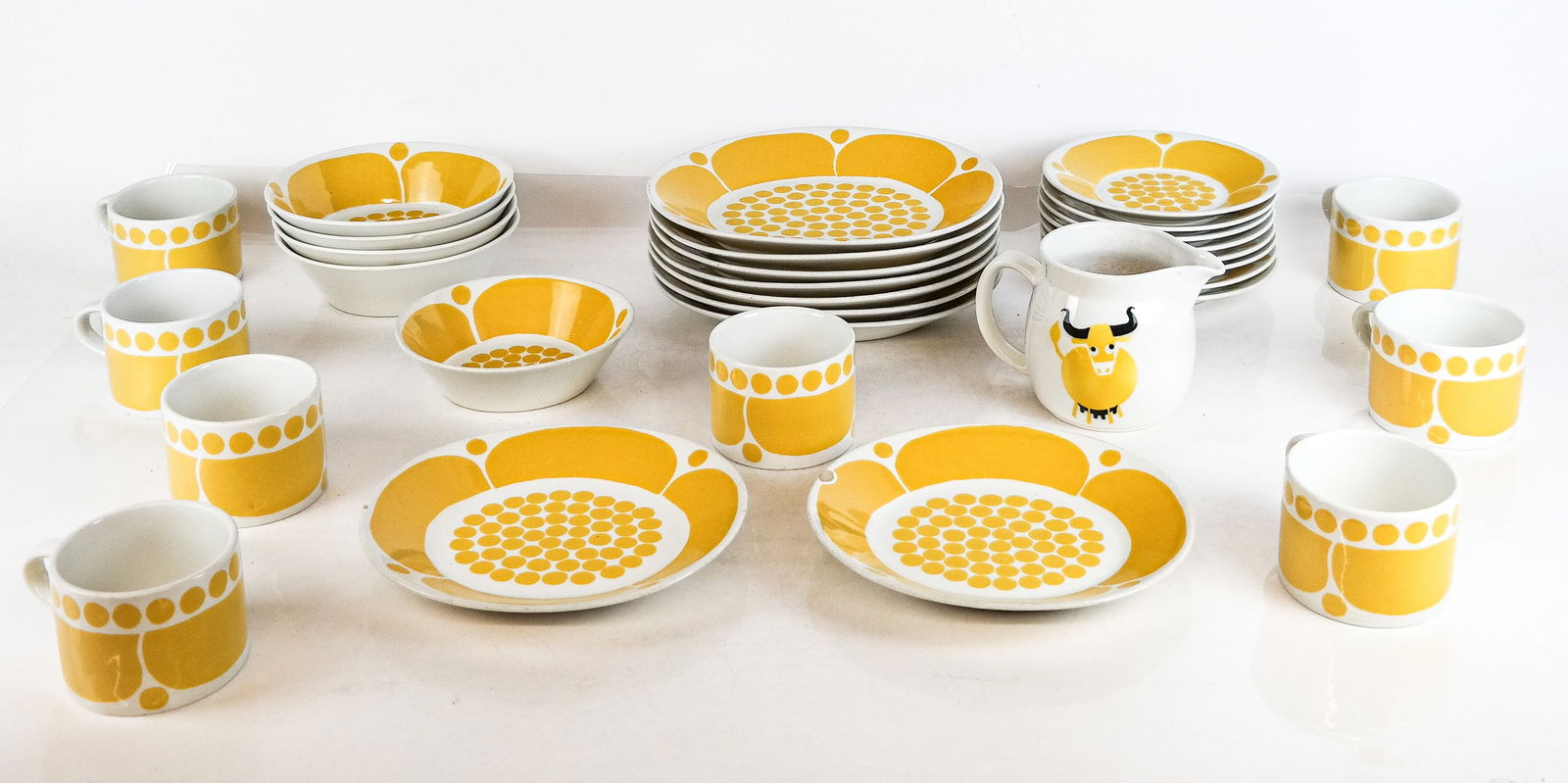 Arabia Sunnuntai and Other Porcelain Serveware, 31: Arabia Finland "Sunnuntai" and other porcelain serveware comprising eight Sunnuntai cups and saucers, one smaller, and four larger bowls, two salad plates, and seven dinner plates, and an Arabia Finla