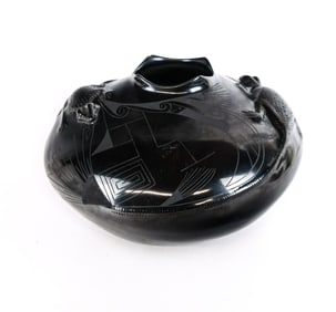 Reynalda Q. DE LOPEZ Pottery Lizard Vase