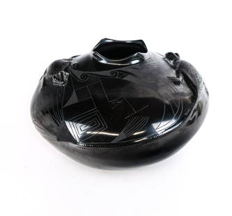 Reynalda Q. DE LOPEZ Pottery Lizard Vase