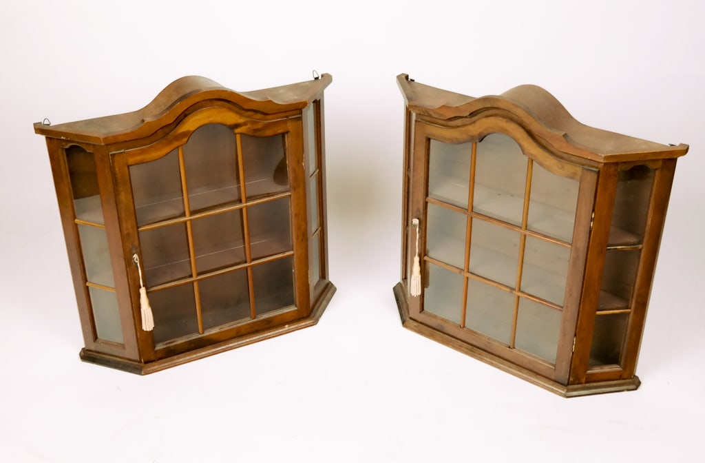 Pair of Wall-Mounted Vitrine Cabinets (1 of 15)