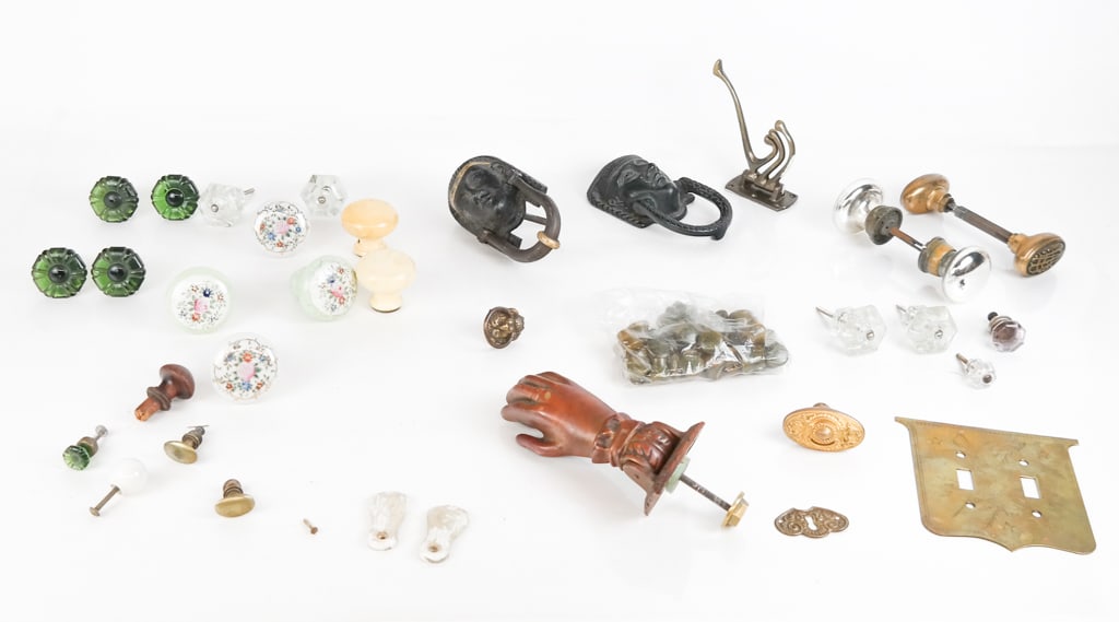Mixed Group Antique and Vintage Hardware, 63: Mixed group of antique and vintage hardware, 19th/20th century, comprising four bottle green glass florette form knobs, a small green glass knob, four clear glass faceted hexagonal knobs, and a small