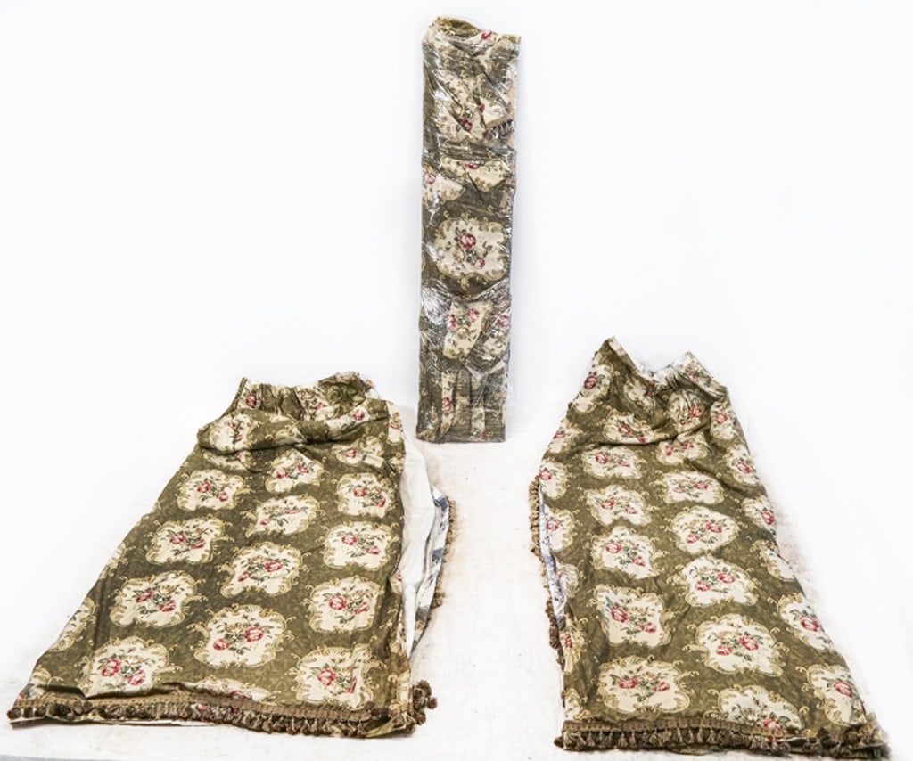 Set Of Drapes On Solid Valance (1 of 10)