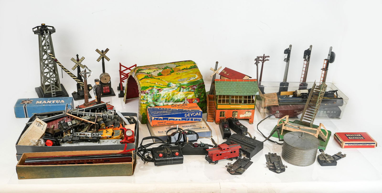 Lionel and Other O Scale Trains and Accessories (1 of 16)