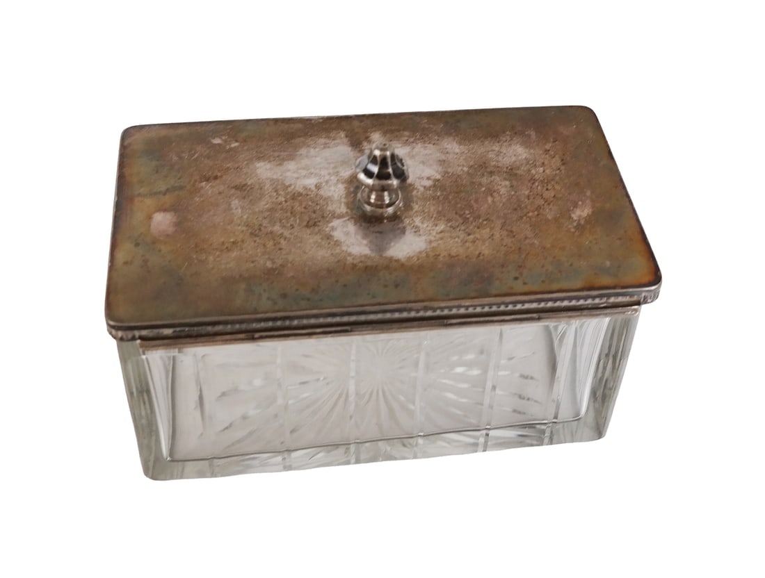 Silver Plate and Glass Biscuit Box: Silver plate and glass hinged top biscuit box, late 19th/early 20th century. [6.5" H x 9.25" W x 5.25" D]. Overall condition is good, tarnished.
