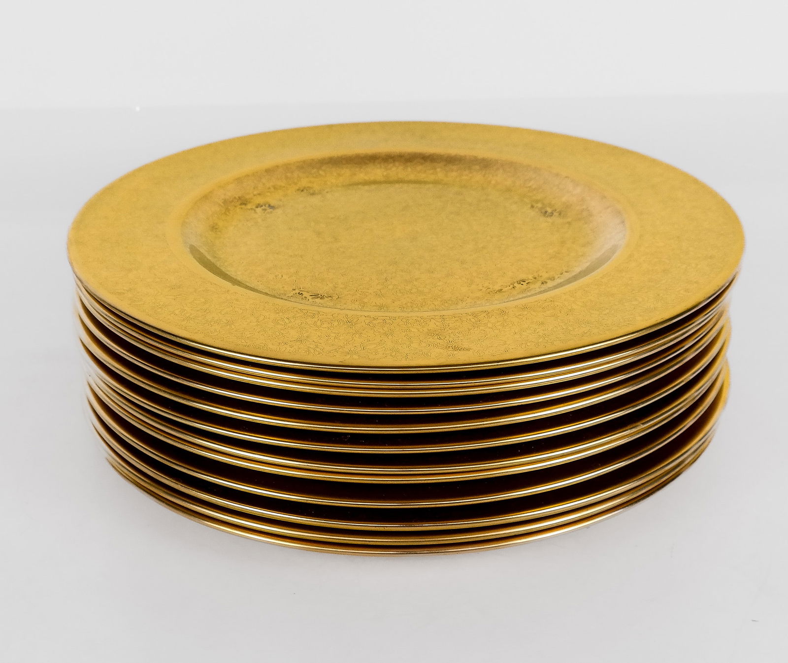 Pickard Gold and Floral Decorated Dinner Plates, 1: 12 Pickard gilt and rose and daisy decorated dinner plates. [10.5" Diameter]. Condition is good with some minor scattered variation in decoration including minor losses.