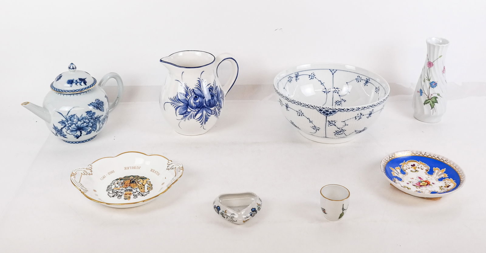 Assorted Porcelain, 8: Assorted porcelain items comprising a Royal Copenhagen porcelain serving bowl, a Royal Worcester "Astley" cup, a Mottahedeh Williamsburg Reserve Collection "Imperial Blue" teapot, a Haviland Limoges p