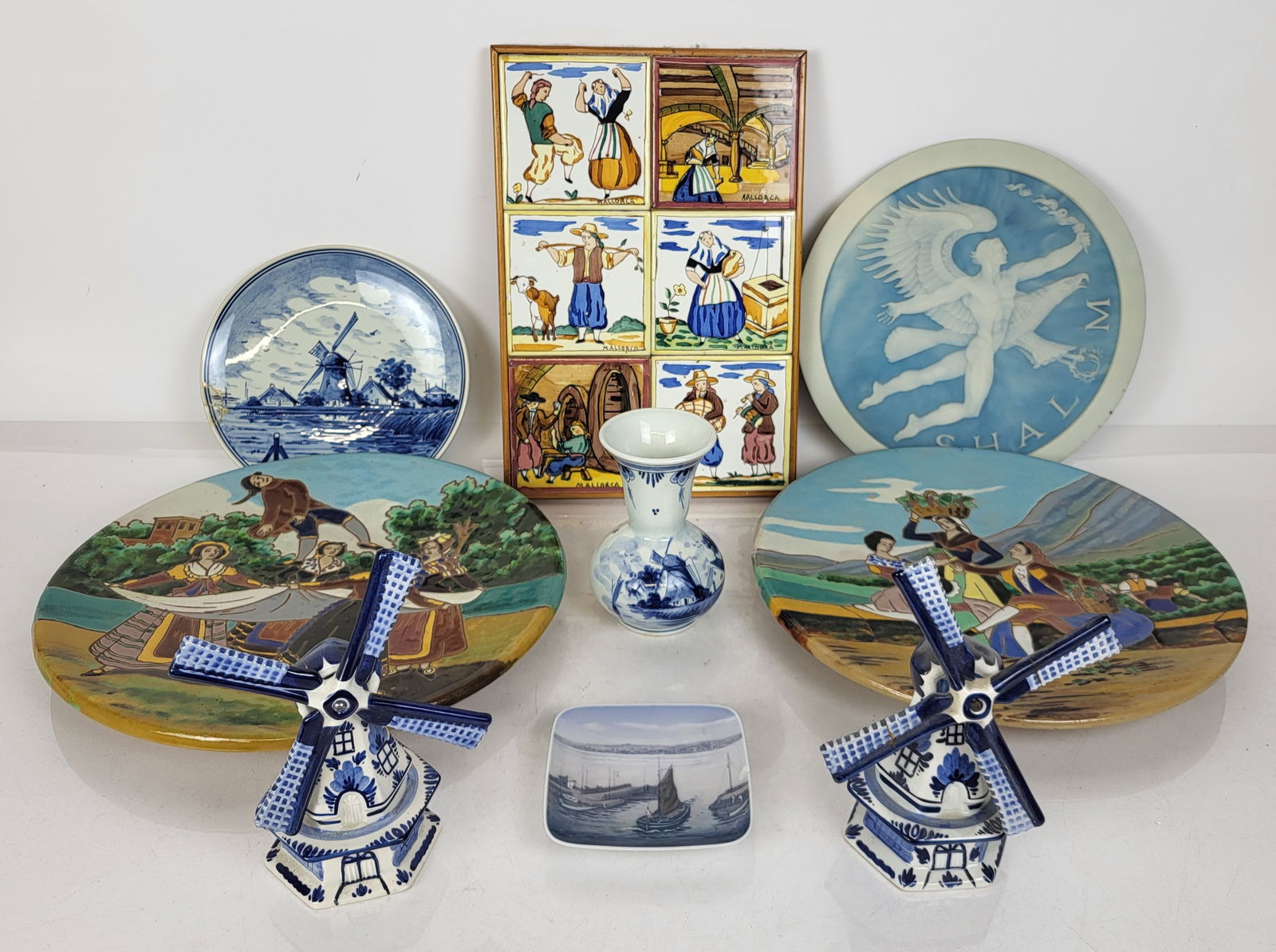 Assorted Delt, Porcelain and Majolica Articles, 9 (1 of 19)