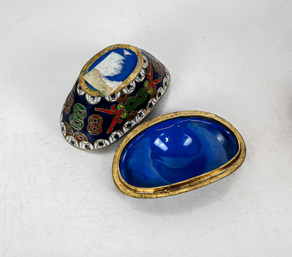 Assorted Decorative Items, 15 - 16