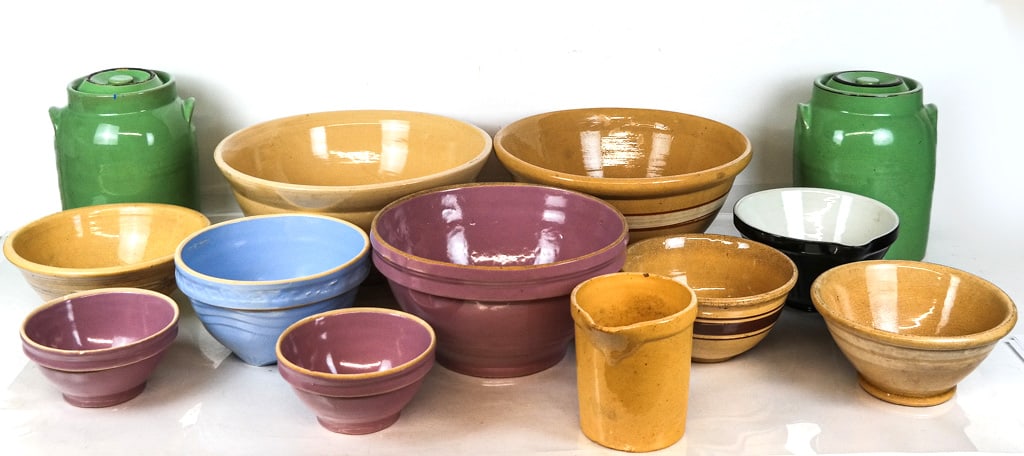 Antique American Stoneware Articles, 13: American stoneware bowls, 19th/early 20th century, comprising three large mixing bowls, six medium mixing bowls, and two smaller lilac bowls, accompanied by a pair of green two-handled jars, and a
