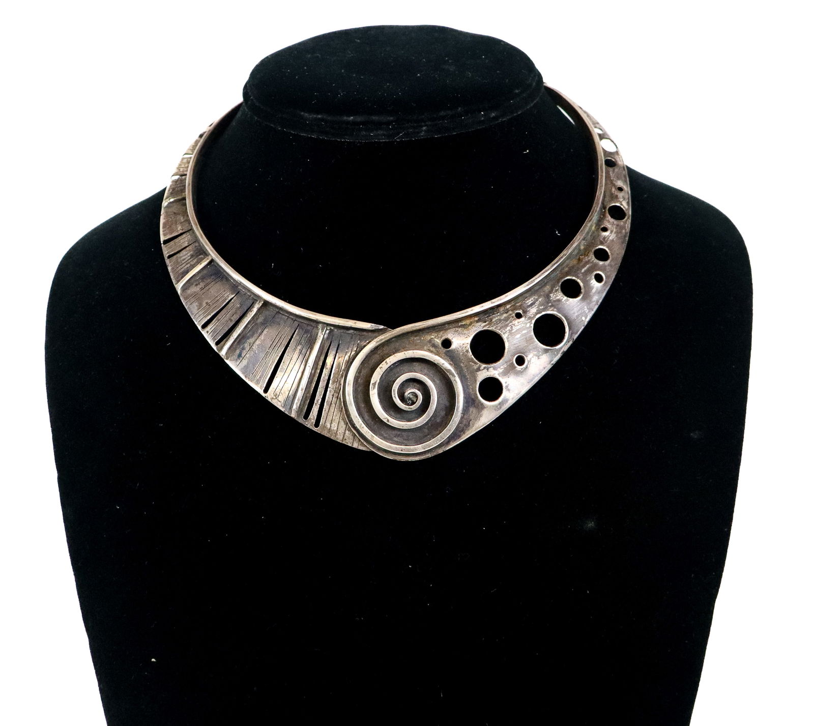 Art Smith Inspired Silver Modernist Collar: Art Smith inspired silver modernist hinged collar, unmarked. [2.1 ozt., Interior: 12.5" L]. Overall condition is good, note that pattern breaks the rim of the necklace, tarnished and tongue is 14K gol
