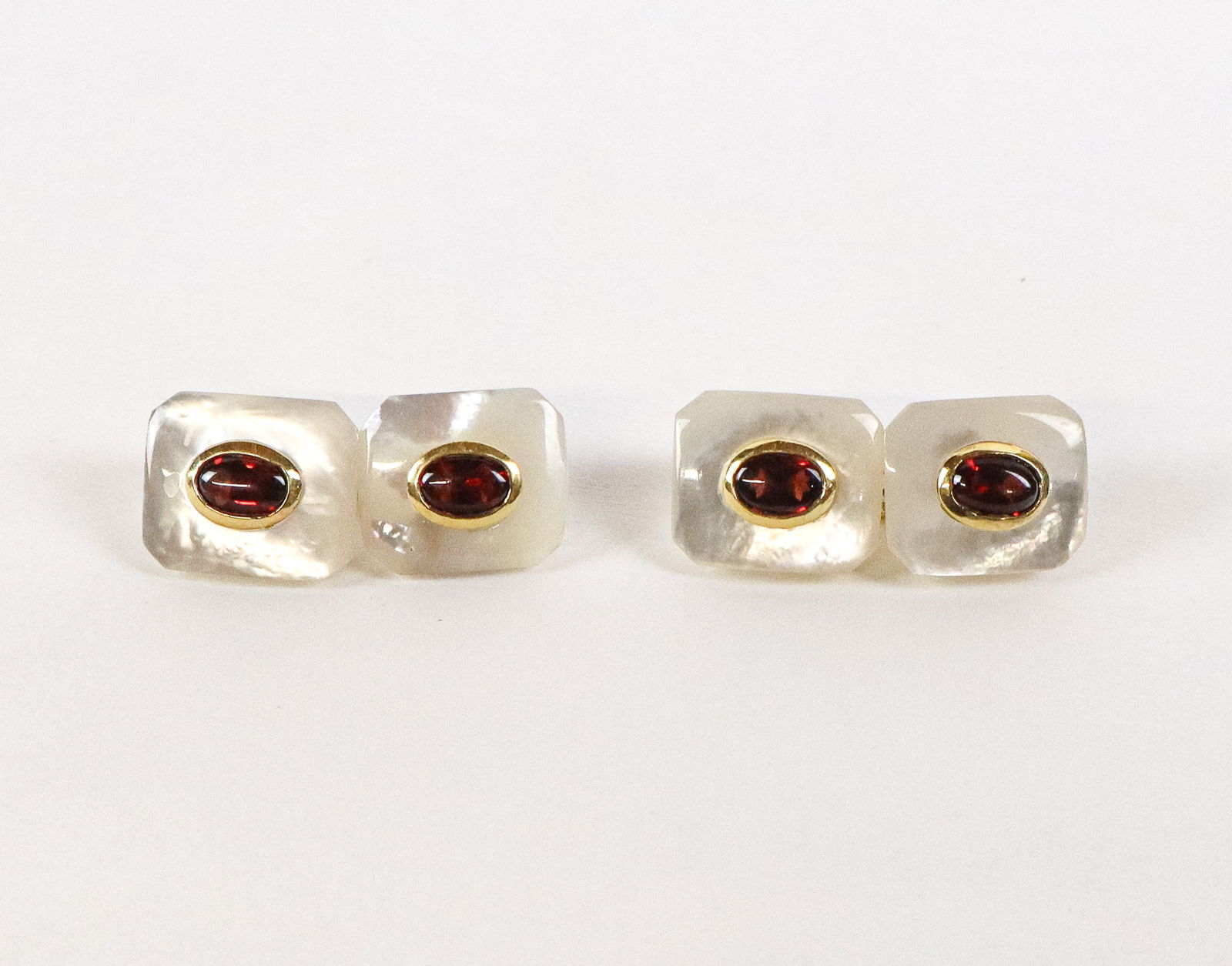 Links London Pair Pearl, Gemstone & Gold Cufflinks: Links of London pair of gemstone (probably dark citrine), mother-of-pearl and gold chain link cufflinks, marks to chain "750" with English hallmarks and maker's mark. [Total 6.17 dwt.]. Overall condit