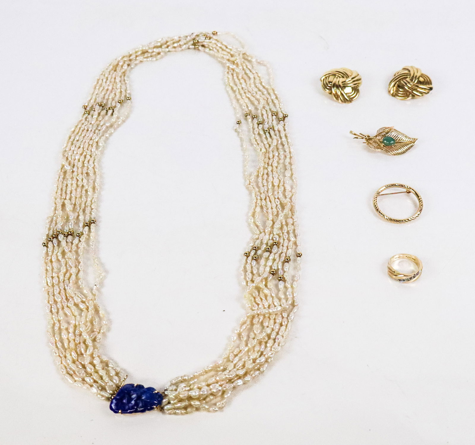 Group of Gold Jewelry, 5: Group of 14K gold jewelry, comprising a Biwa pearl, carved lapis lazuli and gold bead necklace with 14K gold clasp, pair of ear clips, an adventurine and gold wire flower brooch, and a diamond ring se