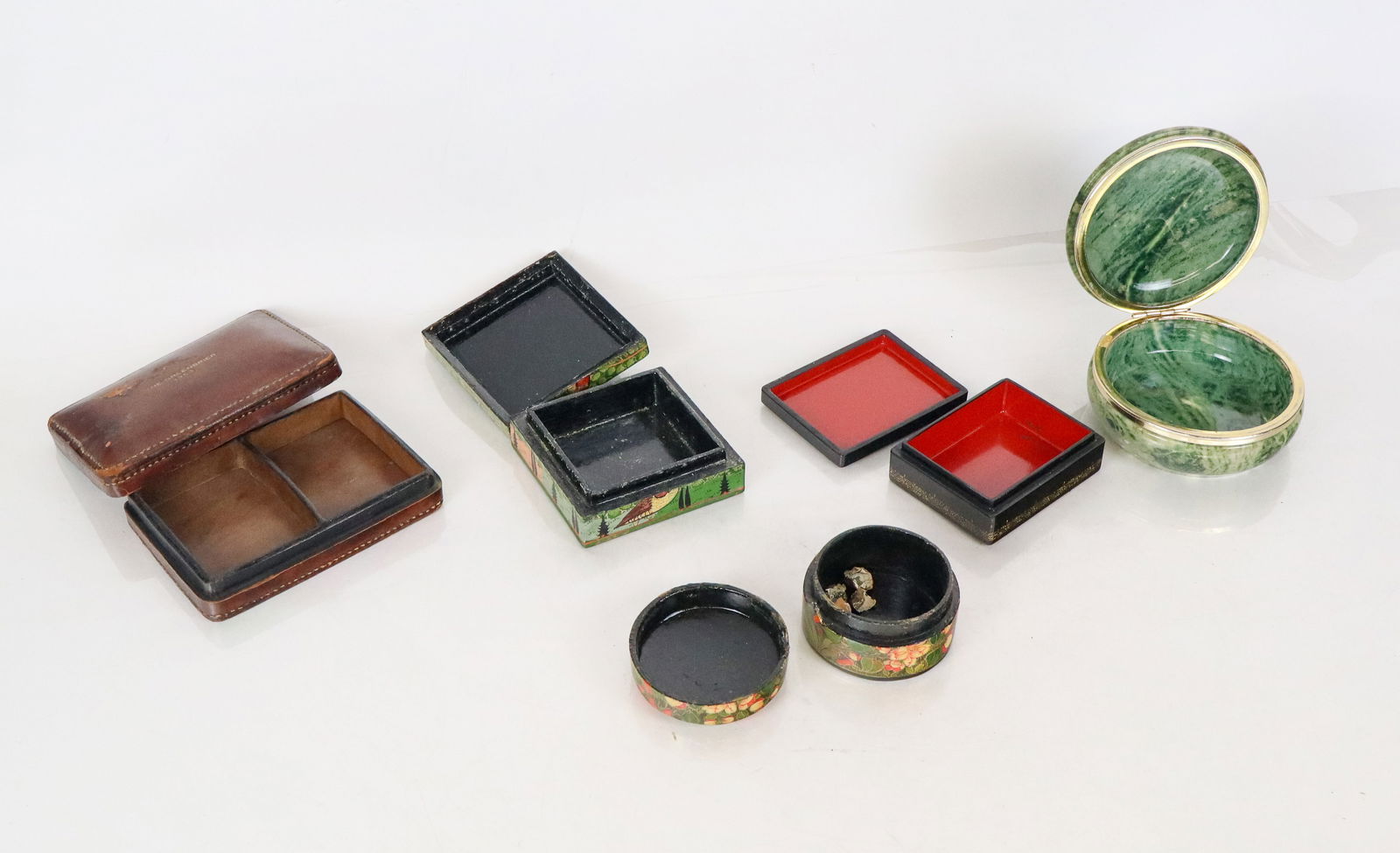 Assorted Table Articles and Decorations (22+) - 13