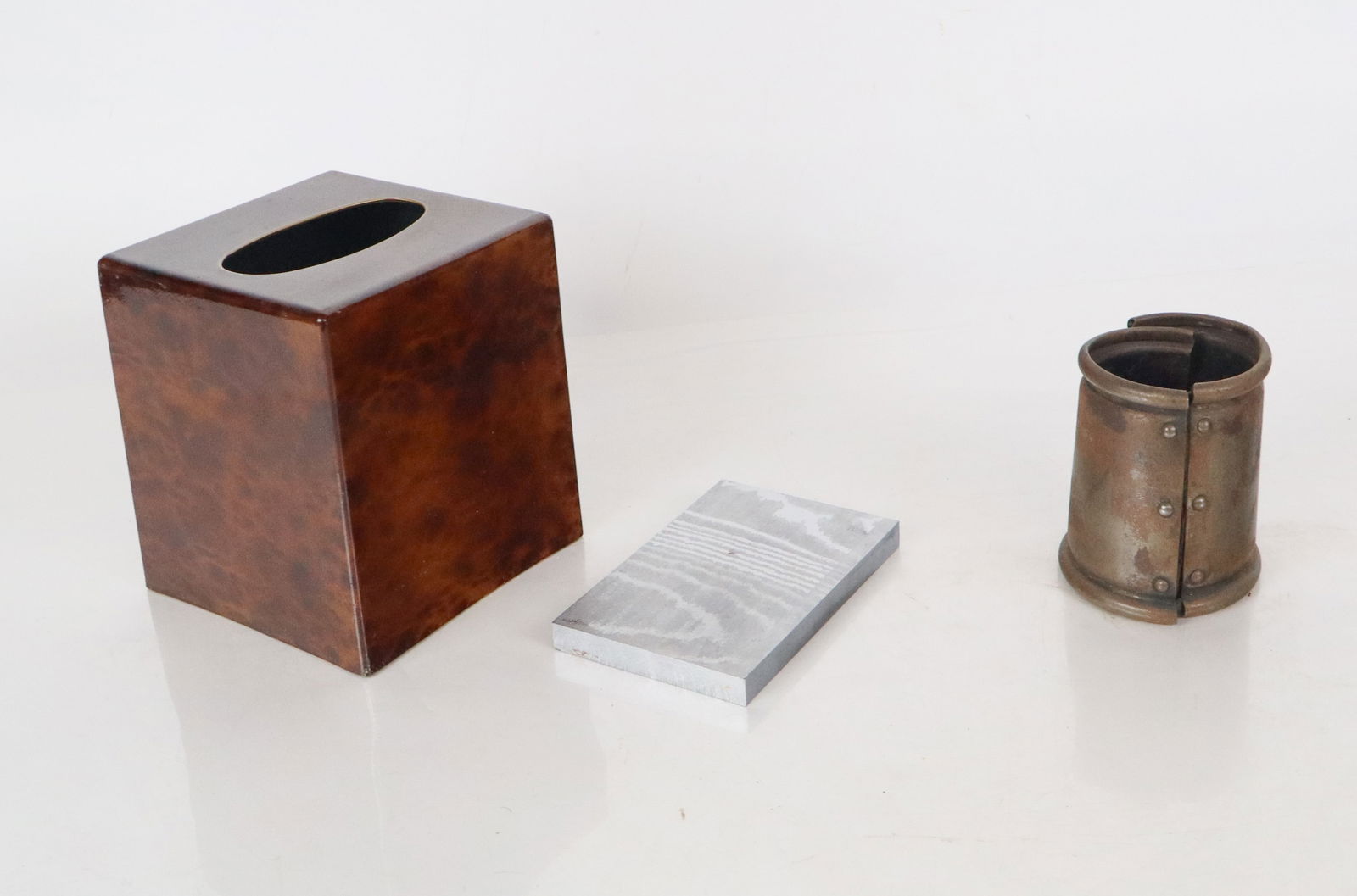 Assorted Table Articles and Decorations (22+) - 17