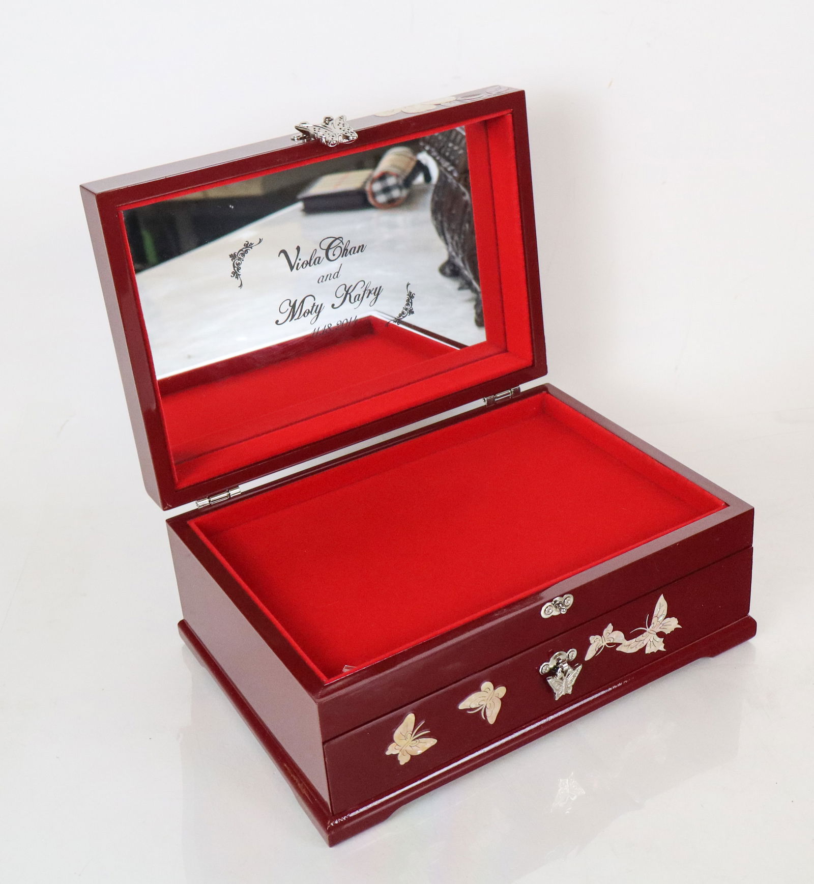 Assorted Table Articles and Decorations (22+) - 20