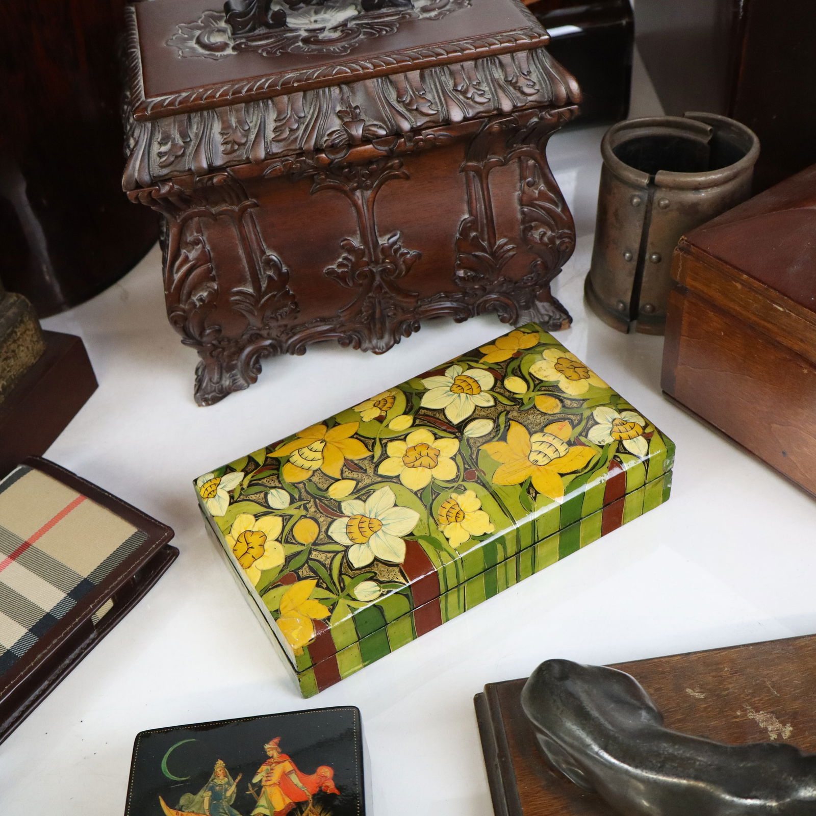 Assorted Table Articles and Decorations (22+) - 5