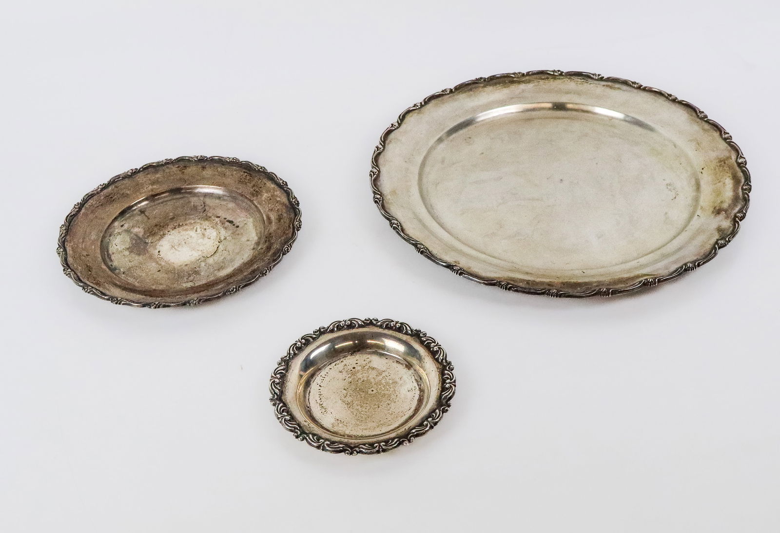 Three Egyptian Silver Plates: Three Egyptian silver .900 quality plates, marks to reverse. [Total 36.55 ozt., 5", 7" and 12.5" Diameters]. Overall condition is good, with scratches from normal use, heavily tarnished.