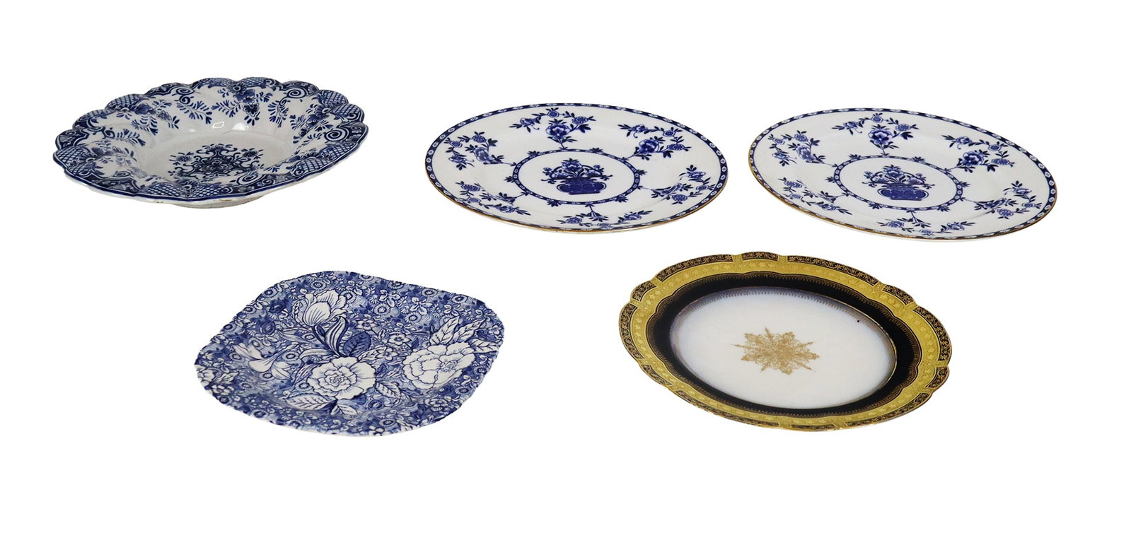 Five Assorted Porcelain Plates: Assorted porcelain plates comprising two Royal Doulton porcelain plates with Delft inspired transfer decoration, R. Delinieres & Cie Limoges plate with gilt decoration, retailed by D.B. Bede and Co. N