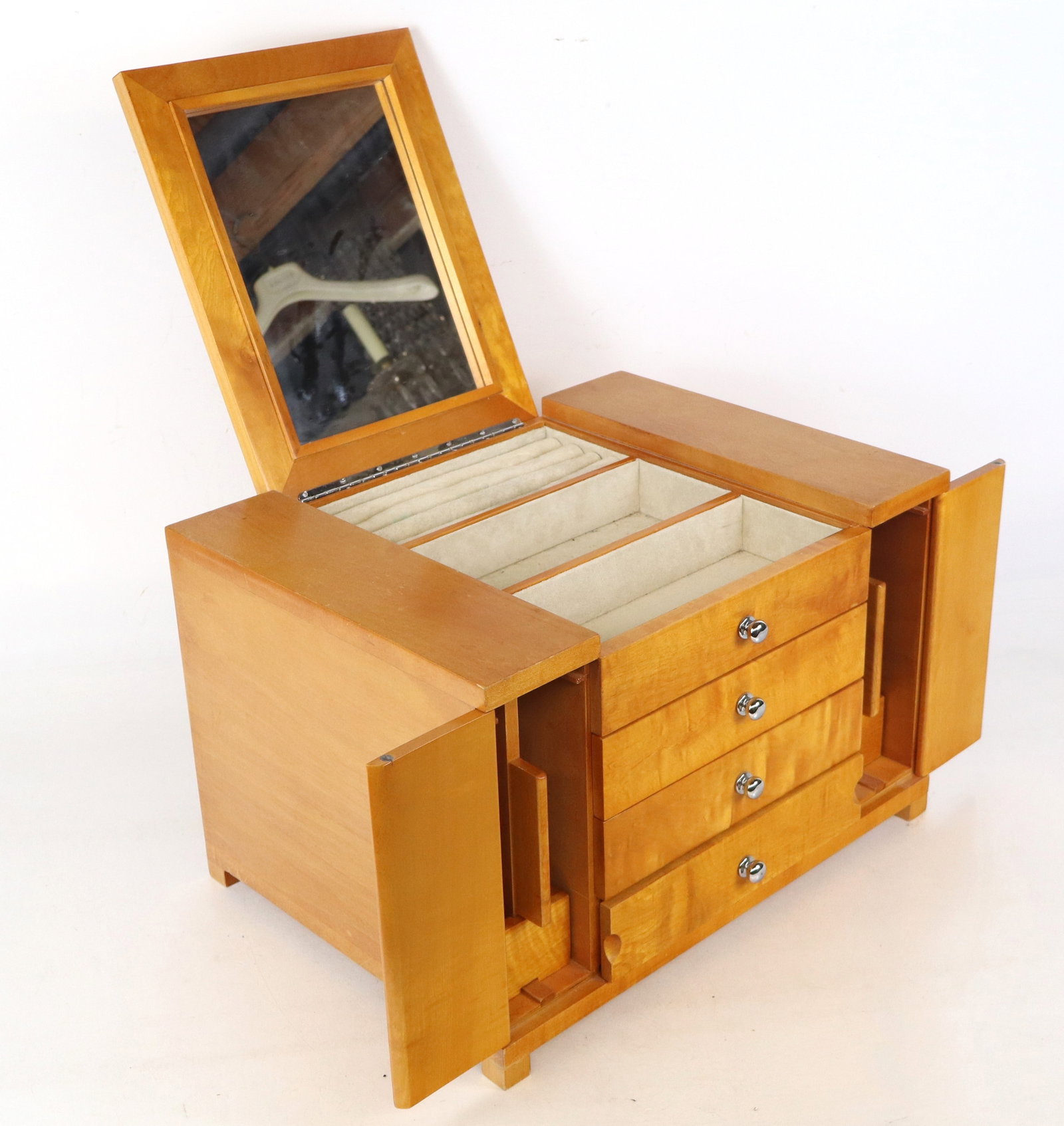 Maple Jewelry Chest: Maple jewelry chest. [10.5" H x 16" W x 12" D]. Condition is good.