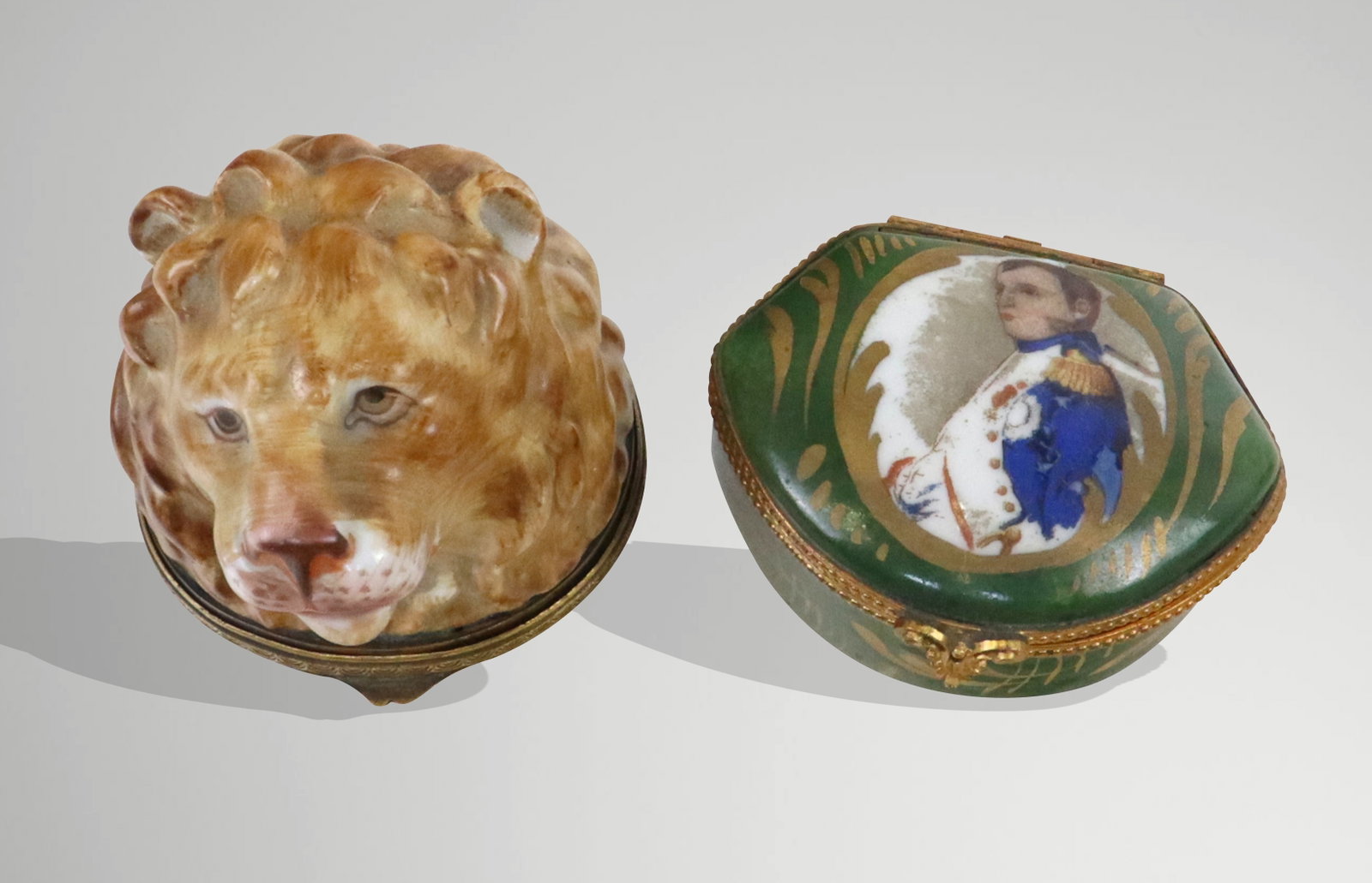 Two Porcelain Snuff Boxes - 13