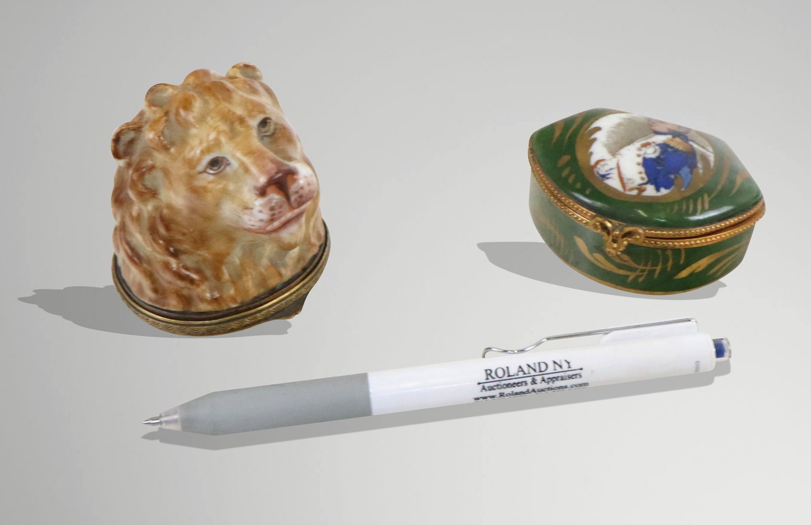 Two Porcelain Snuff Boxes - 15