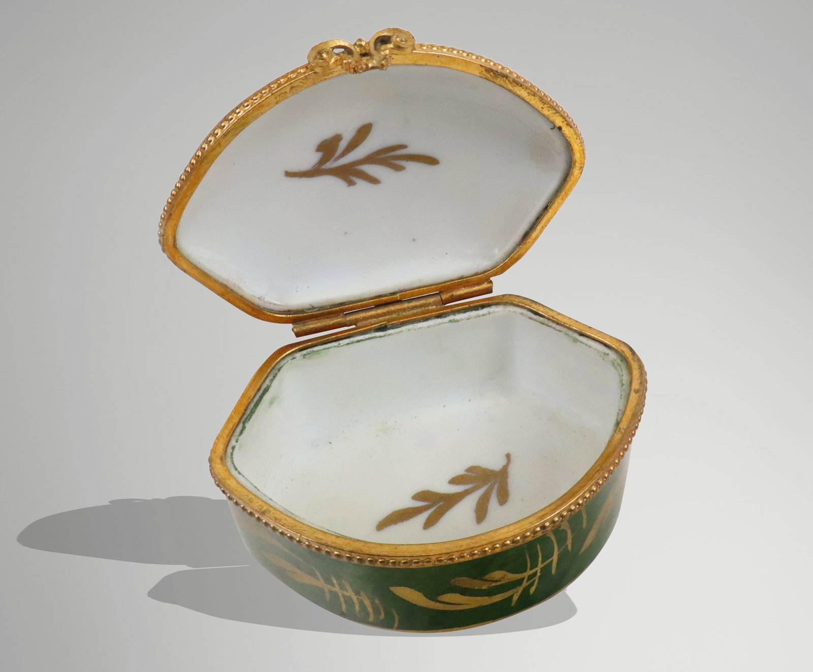 Two Porcelain Snuff Boxes - 16