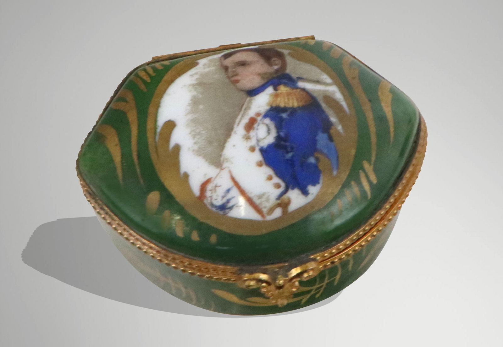 Two Porcelain Snuff Boxes - 3