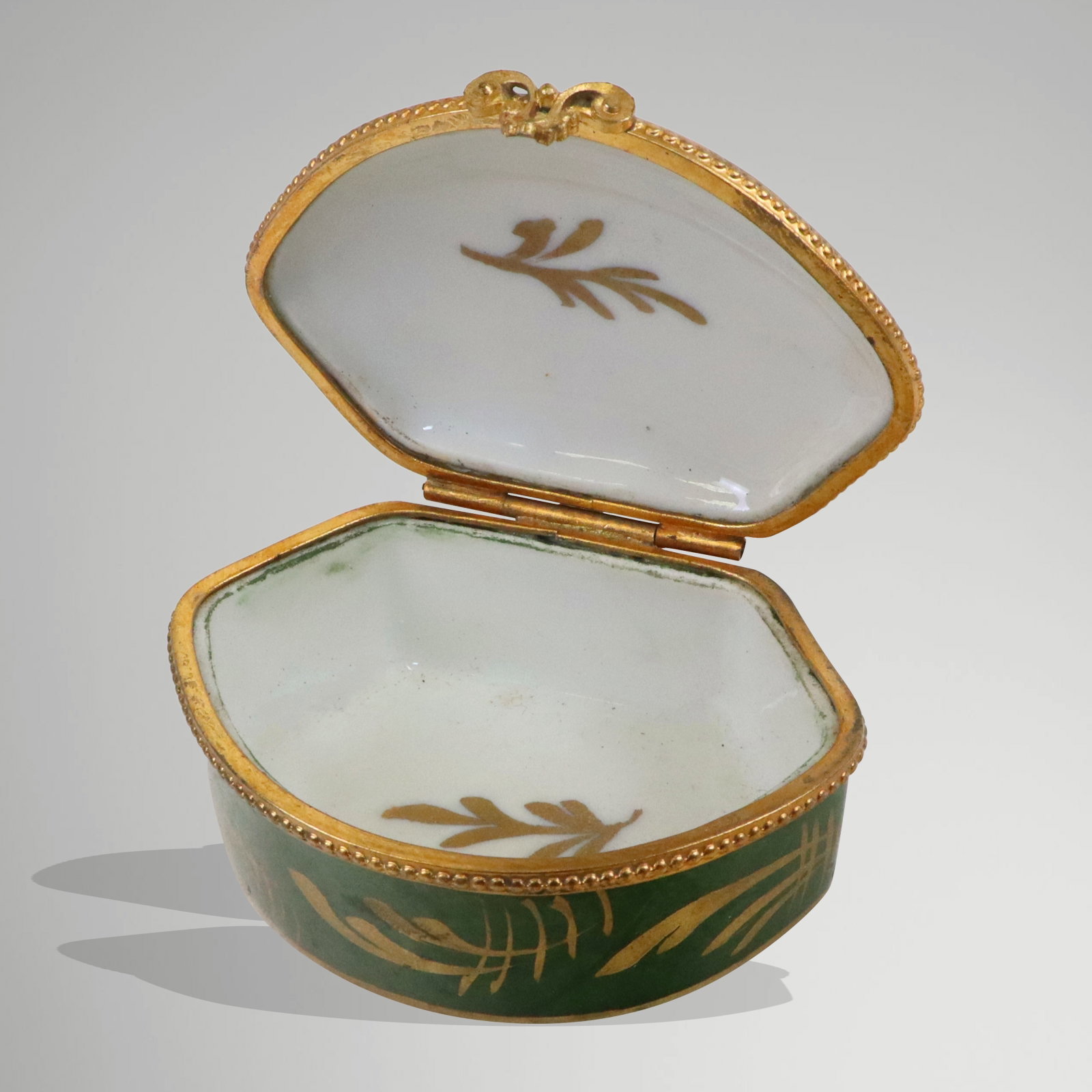 Two Porcelain Snuff Boxes - 5