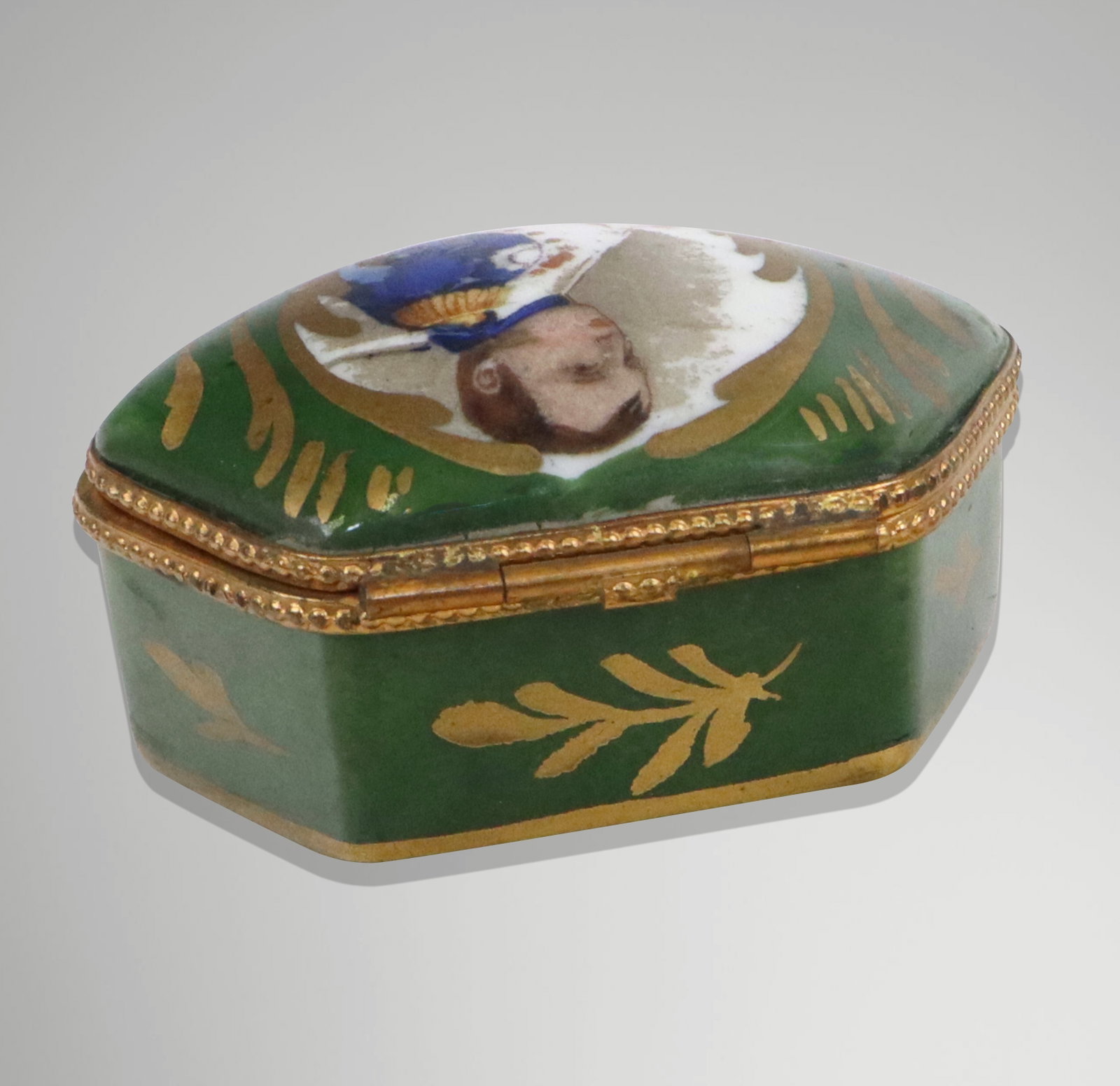 Two Porcelain Snuff Boxes - 7