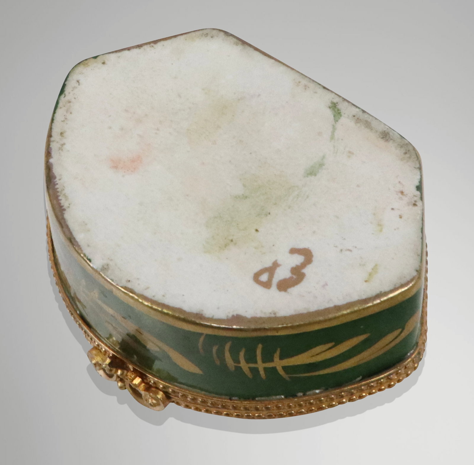 Two Porcelain Snuff Boxes - 8