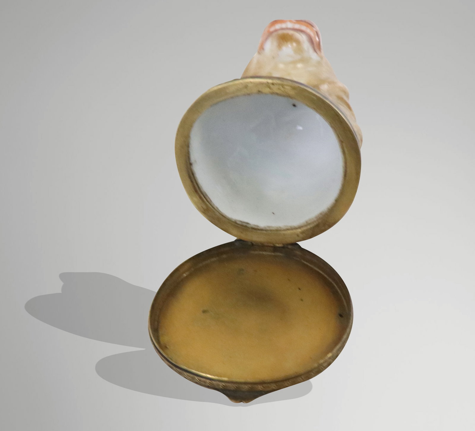 Two Porcelain Snuff Boxes - 9