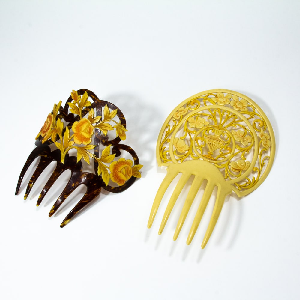 Two Antique Pierced Floral Decorated Hair Combs (1 of 18)
