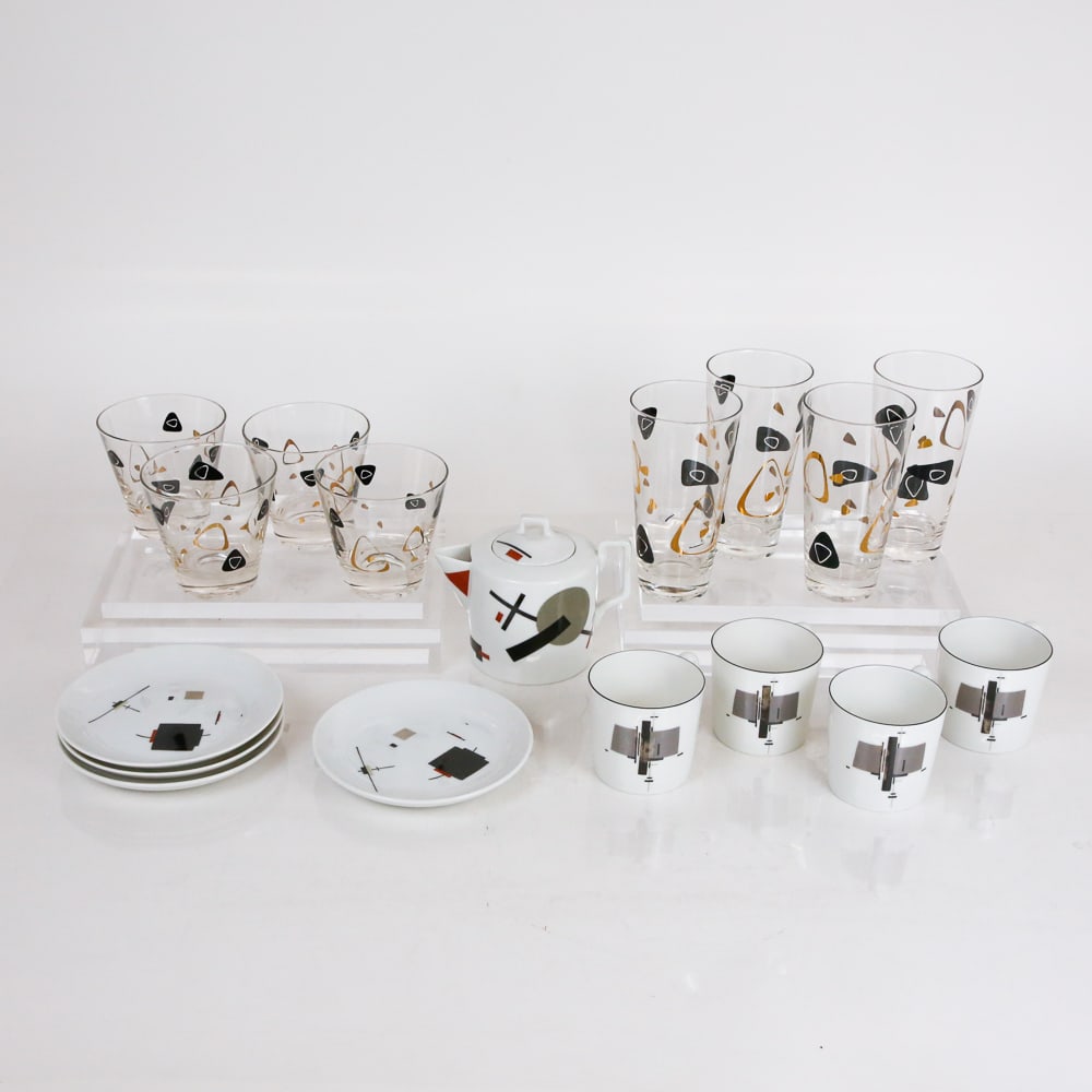 Mottahedeh & Federal Mid-Century Table Wares, 17: Collection of vintage and mid-century tables wares, comprising a set of Federal Atomic Amoeba Boomeran black and gold barware - four old fashioned and four highballs (unmarked), and Mottahehedeh produ