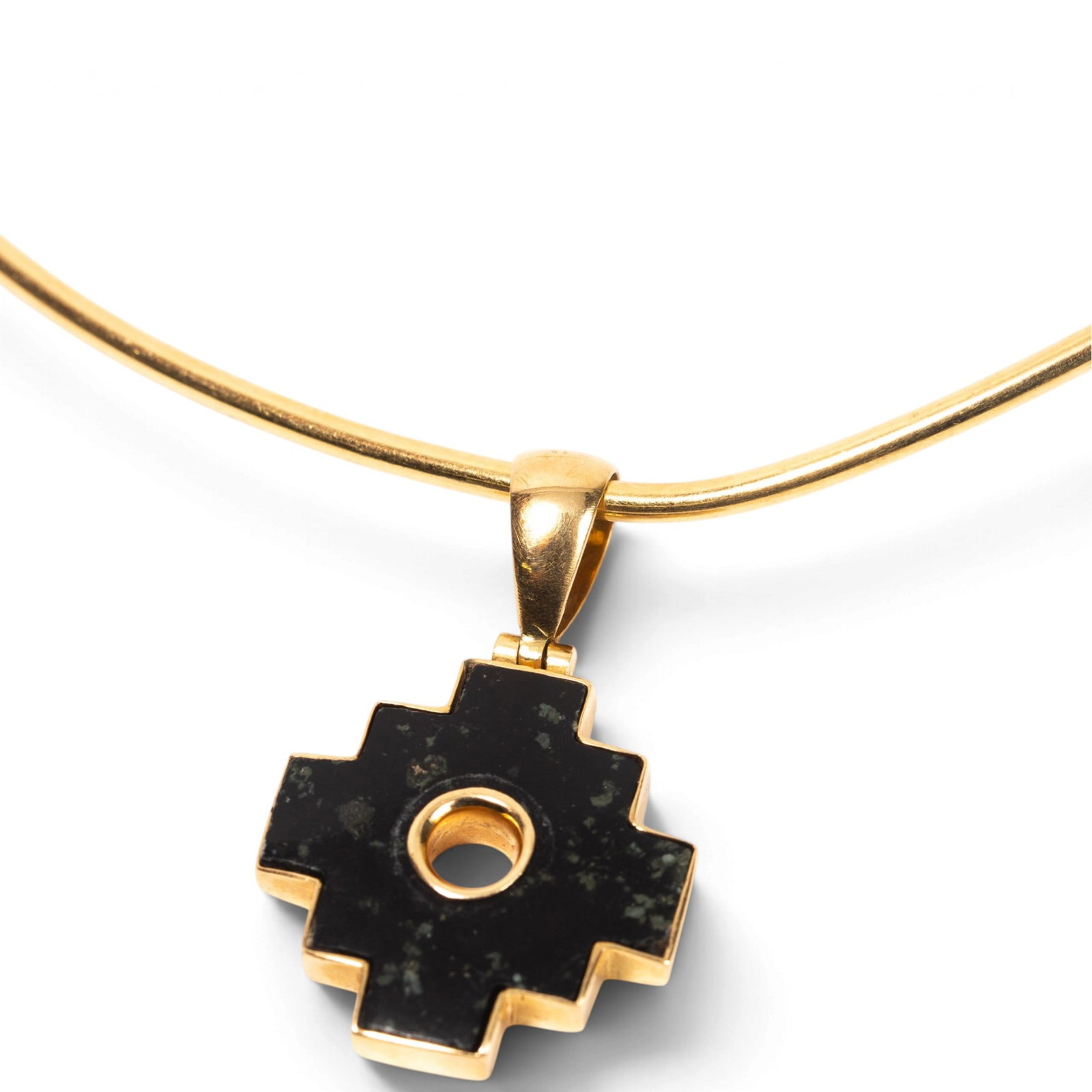 Gold & Agate Wire Pendant Necklace: 18K yellow gold wire collar suspending a small snowflake agate cross, wire marked 18K. [Wire only 7.68 dwt.] Overall condition is fair; bent, pendant tests for 18K. Property from a Water Mill, NY Esta