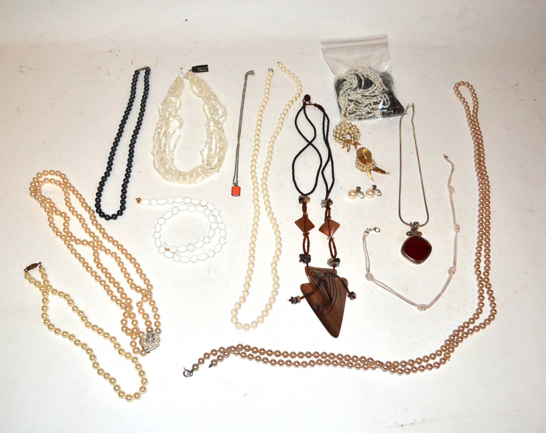 Assorted Modern Beaded Necklaces and Others: Comprises 9 necklaces, pins and faux pearl. Includes Trifari, Royal Crown Trifari and a stering silver pendant among others. 10+ items.