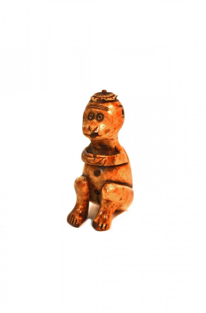Monkey Netsuke: Depicting a seated monkey.