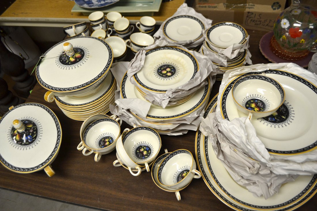116 pc Royal Worcester Dinner Service: Royal Worcester part "Crown Ware" dinner service includes tureens and platters, along with service for approximately seven, with many additional plates. Chips and flakes.