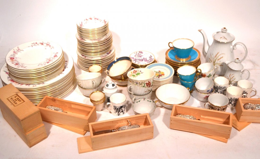 100+ Porcelain and Metal Table Articles: Comprises English and American porcelain partial dinner services and a set of 6 silver plate butter spreads with corn-on-the-cob handles. Some chips and restoration.